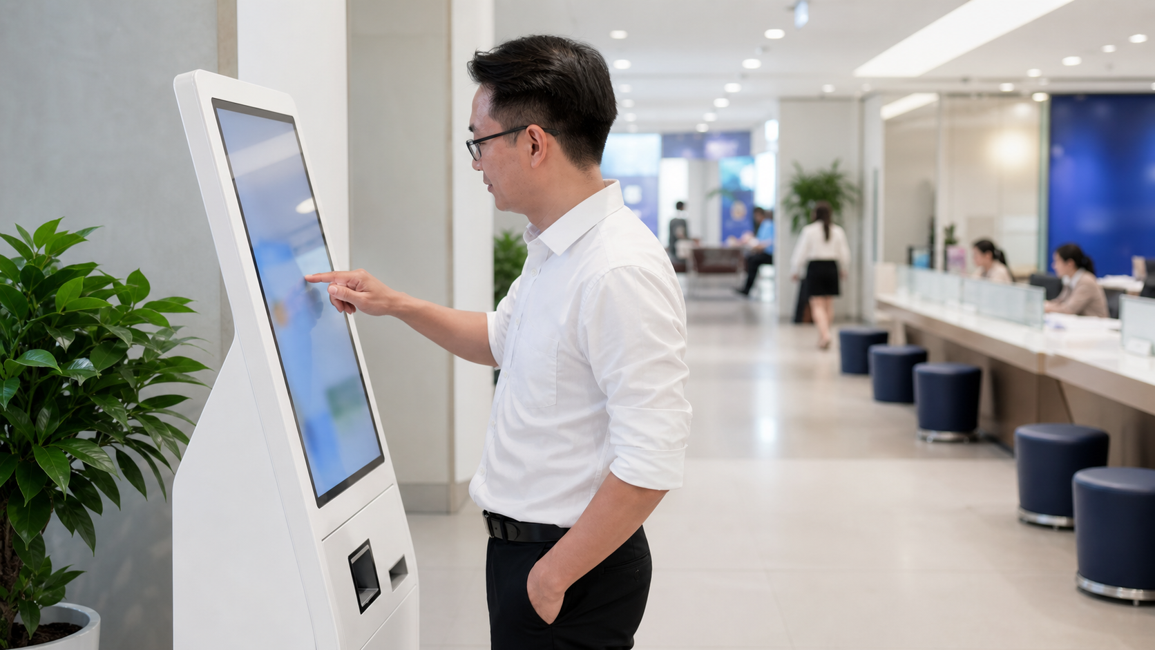 Khách hàng sử dụng kiosk tự phục vụ trong khu vực dịch vụ hiện đại