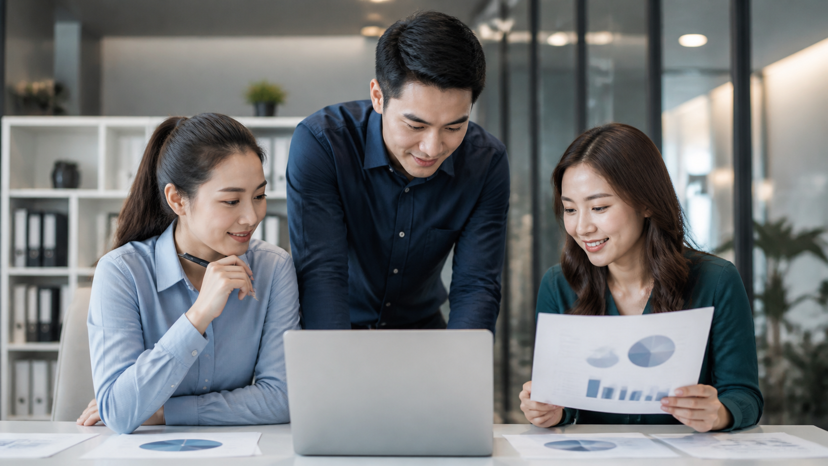 Đội HR kiểm tra quy trình quản lý hồ sơ nhân sự số