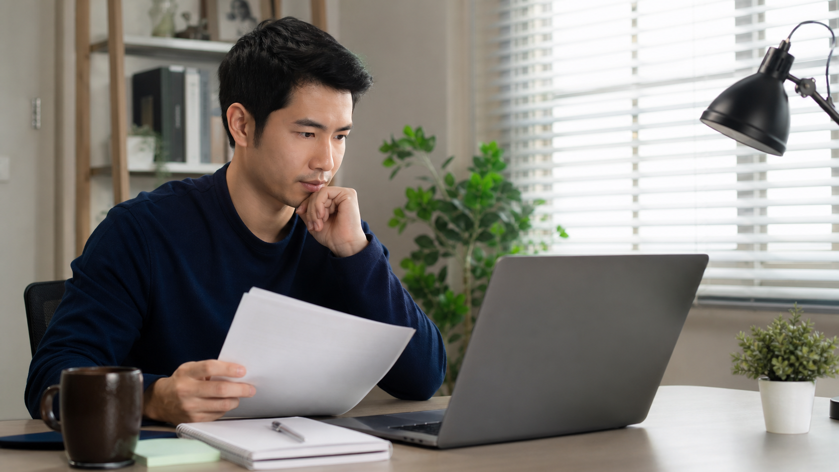 Ứng viên kiểm tra hợp đồng lao động điện tử trước khi ký