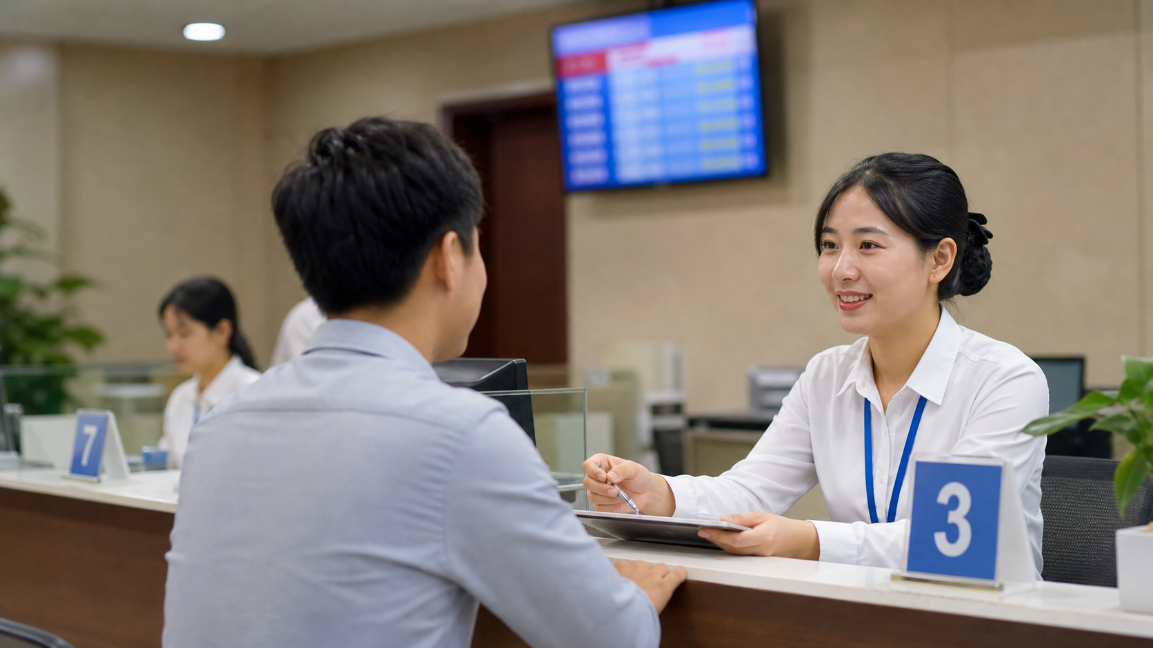 Nhân viên gọi số thứ tự và phục vụ khách hàng tại quầy giao dịch
