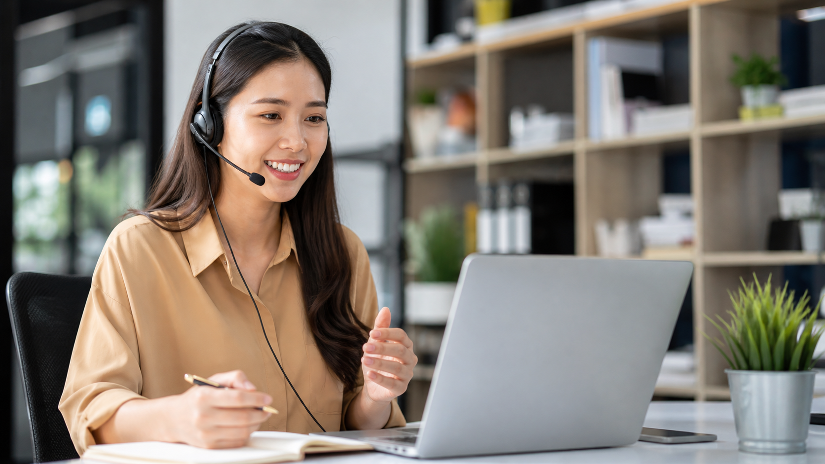 Nhân sự hỗ trợ người lao động xử lý vấn đề ký hợp đồng điện tử